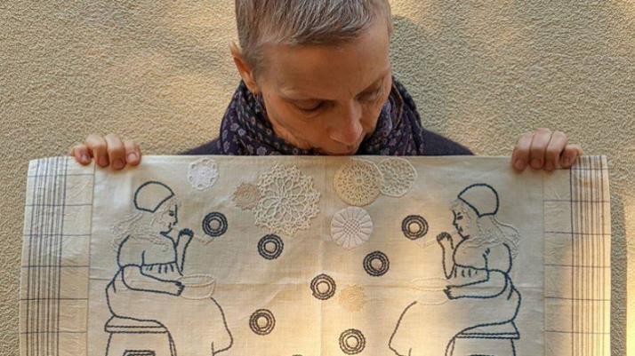 na zdjęciu Iwona Chmielewska prezentuje swoją pracę