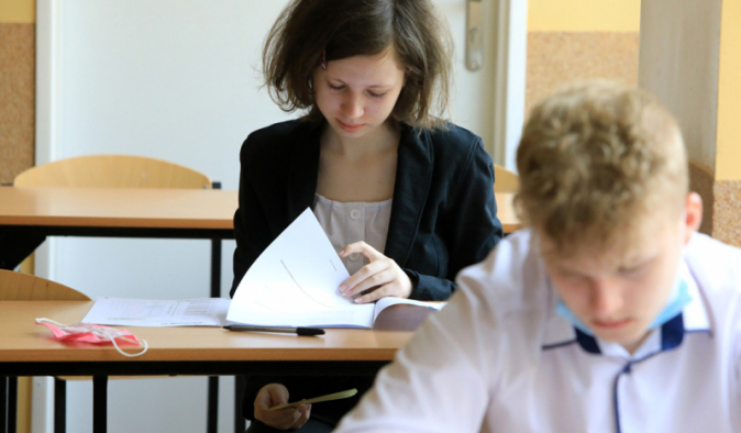 Uczennica i uczeń podczas zdawania egzaminu ósmoklasisty, fot. Sławomir Kowalski