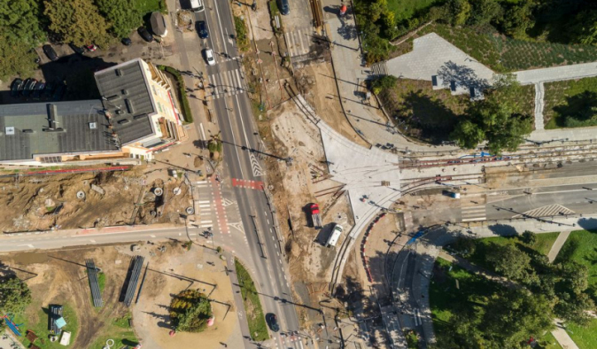 Na zdjęciu: widok z drona na plac NOT, gdzie prowadzone są prace przy budowie linii tramwajowej