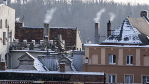 Na zdjęciu: Dachy toruńskiej starówki, z kominów unosi się dym