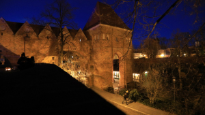 Na zdjęciu ceglana wierza ruin Zamku Krzyżackiego nocą