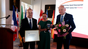 Na zdjęciu: prezydent Michał zaleski z kwiatami i przedstawicielami osrodka "Wspólna Polska", którym wręczył medal kopernikańki i dyplom