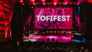 Na zdjęciu publiczność siedzi na fotelach podczas Tofifest 2021