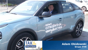 Na zdjęciu, Adam Obidowski z Grupy PTH siedzi w srebnym samochodzie
