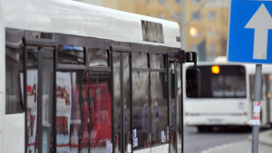 Na zdjeciu: fragment białego autobusu miejskiego