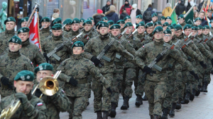 Na zdjęciu wojskowi idą ulicą Szeroką