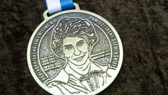Na zdjęciu: srebrny medal mityngu lekkoatletycznego z podobizną Ireny Szewińskiej