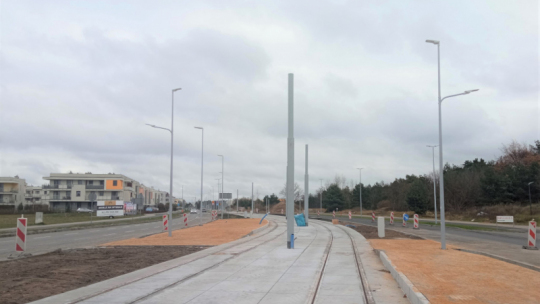 Zdjęcie przedstawia postęp prac nad nową linią tramwajową w Toruniu