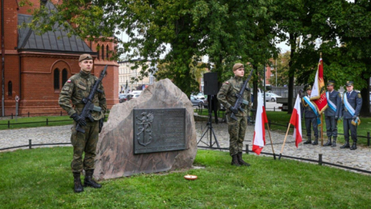 Na zdjęciu: warta przy obelisku ku pamięci Polskiego Państwa Podziemnego