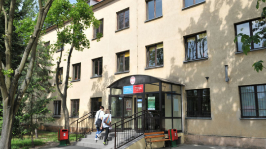 Budynek Wydziału Spraw Administracyjnych UMT mieści się przy ul. Batorego 38/40