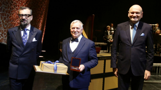 Wręczenie medali 100-lecia w CKK Jordanki. Od lewej stoją: Marcin Czyżniewski, Zbigniew Fiderewicz, Michał Zaleski