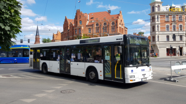 Na zdjęciu: autobus MZK na tle Urzędu Miasta Torunia