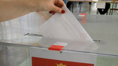 Na zdjęciu: urna do głosowania, widać dłoń wrzucającą kartę