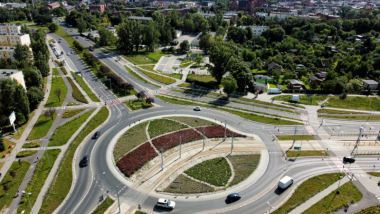 Plac bpa Chrapka w Toruniu z zielono-czerwoną kompozycją zieleni, widok z lotu ptaka, fot. Sławomir Kowalski