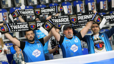 Na zdjęciu: kibice Twardych Pierników w błękitnych koszulkach klubowych i z szalikami z napisem Twarde Pierniki w wyciągniętych rękach