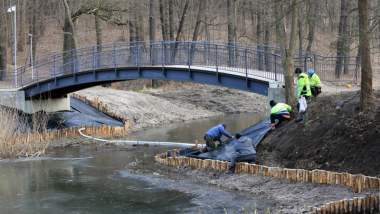Na zdjęciu: prace umacniające skarpę przy mostku na Martówce w Parku Miejskim