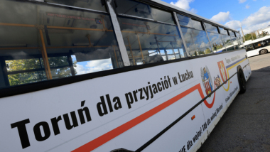 Zdjęcie przedstawia napisy na autobusach, które zostały przekazane miastu Łuck na Ukrainie.