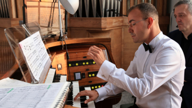 Ksiądz Attila Ádám Honti gra na organach kościoła MB Królowej Polski