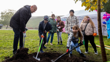 Na zdjęciu: prezydent Michał Zaleski trzyma łopatę, razem z dziećmi sadzi drzewo