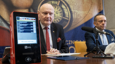 Na zdjęciu: prezydent Michał Zaleski siedzi przy stole, przed nim urządzenie do obsługi karty miejskiej