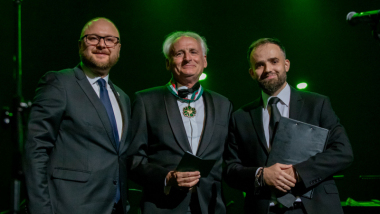 Na zdjęciu: kompozytor Krzesimir Dębski z medalem na szyi, obok prezydent Torunia Paweł Gulewski i dyrektor TOS Przemysław Kempiński
