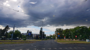 Na zdjęciu: bardzo ciemne chmury nad skrzyżowaniem