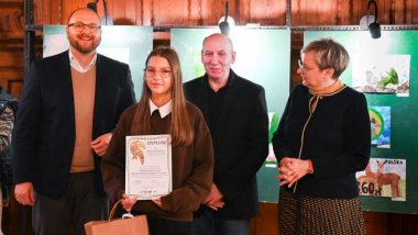Na zdjęciu jest wiceprezydent Torunia Paweł Gulewski z jedną z laureatek konkursu plastycznego