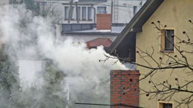 Na zdjęciu dym ulatniający się z komina
