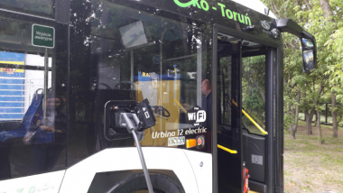 Na zdjęciu: fragment nowego autobusu elektrycznego z napisem zieonym: Eko TOruń