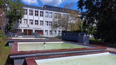 Na zdjęciu: wyremontowana fontanna przy ul. Chopina, w tle Wydział Matematyki i Informatyki