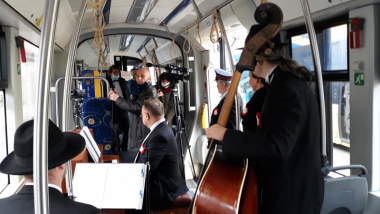 W tramwaju są muzycy, którzy grają koncert