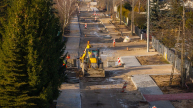 Na zdjęciu: prace związane z nową nawierzchnią ulicy, widać żółtą koparkę