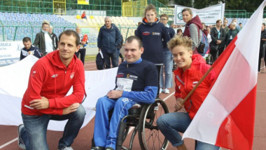 Na zdjęciu toruńscy sportowcy wraz z osobą niepełnosprawną