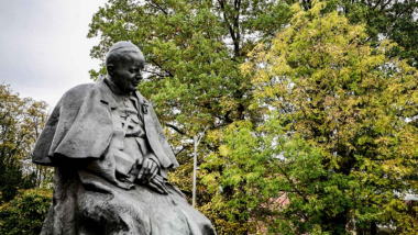 Na zdjęciu: pomnik św. Jana Pawła II, obok zielone drzewo