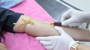 Na zdjęciu lekarz pobiera krew od dawcy