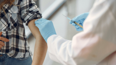 Na zdjęciu pracownik ochrony zdrowia wykonuje szczepienie