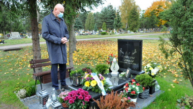 Prezydent Torunia Michał Zaleski nad grobem zmarłej na Covid-19 pielęgniarki Katarzyny Zawady