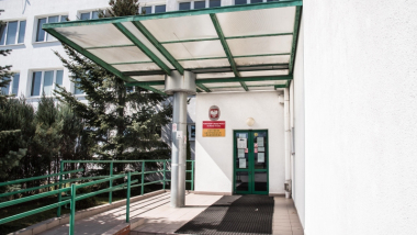 Na zdjęciu wejście do budynku Powiatowego Urzędu Pracy dla Miasta Torunia