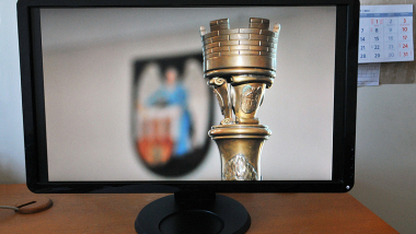Na zdjęciu ekran komputera z laską przewodniczącego Rady Miasta Torunia
