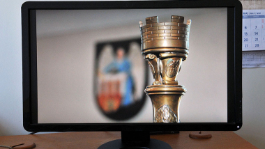 Na zdjęciu: laska przewodniczącego i herb Torunia na ekranie komputera