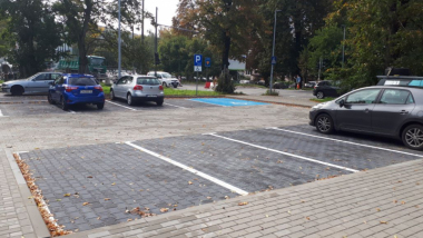 Na zdjęciu: nowe miejsca do parkowania przy ul. Grudziądzkiej 56, trzy miejsca zajęte przez samochody