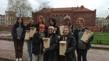 Na zdjęciu: uczennice I Liceum Ogólnokształcącego trzymają budki dla ptaków