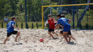 Na zdjęciu: zawodnicy grają na plaży w piłkę nożną
