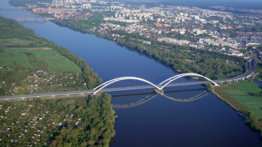 Na zdjęciu: Wisła w Toruniu, nad nią most im. gen. Elżbiety Zawackiej