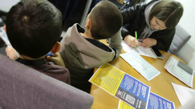 Uchodźcy z Ukrainy wypelniają dokumenty