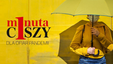 Na zdjęciu osoba na żółtym tle trzyma parasolkę, obok napis minuta ciszy dla ofiar pandemii