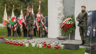 Poczty sztandarowe i honorowa warta wojskowa przy pomniku Ofiar Zbrodni Pomorskiej w Toruniu, fot. Lech Kamiński