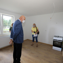 Na zdjęciu prezydent Michał Zaleski przygląda się mieszkaniom