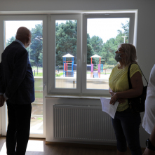 Na zdjęciu prezydent Michał Zaleski przygląda się inwestycji