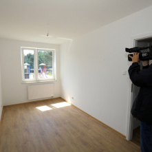 Na zdjęciu operator kamery filmuje mieszkania
